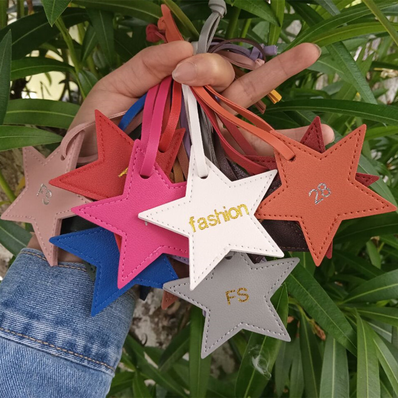 Monogram Keychain Leather - 1 個無料イニシャル五芒星革荷物ペンダントスター pu レザーペンダントバッグペンダントギフト革バックルキーホルダー