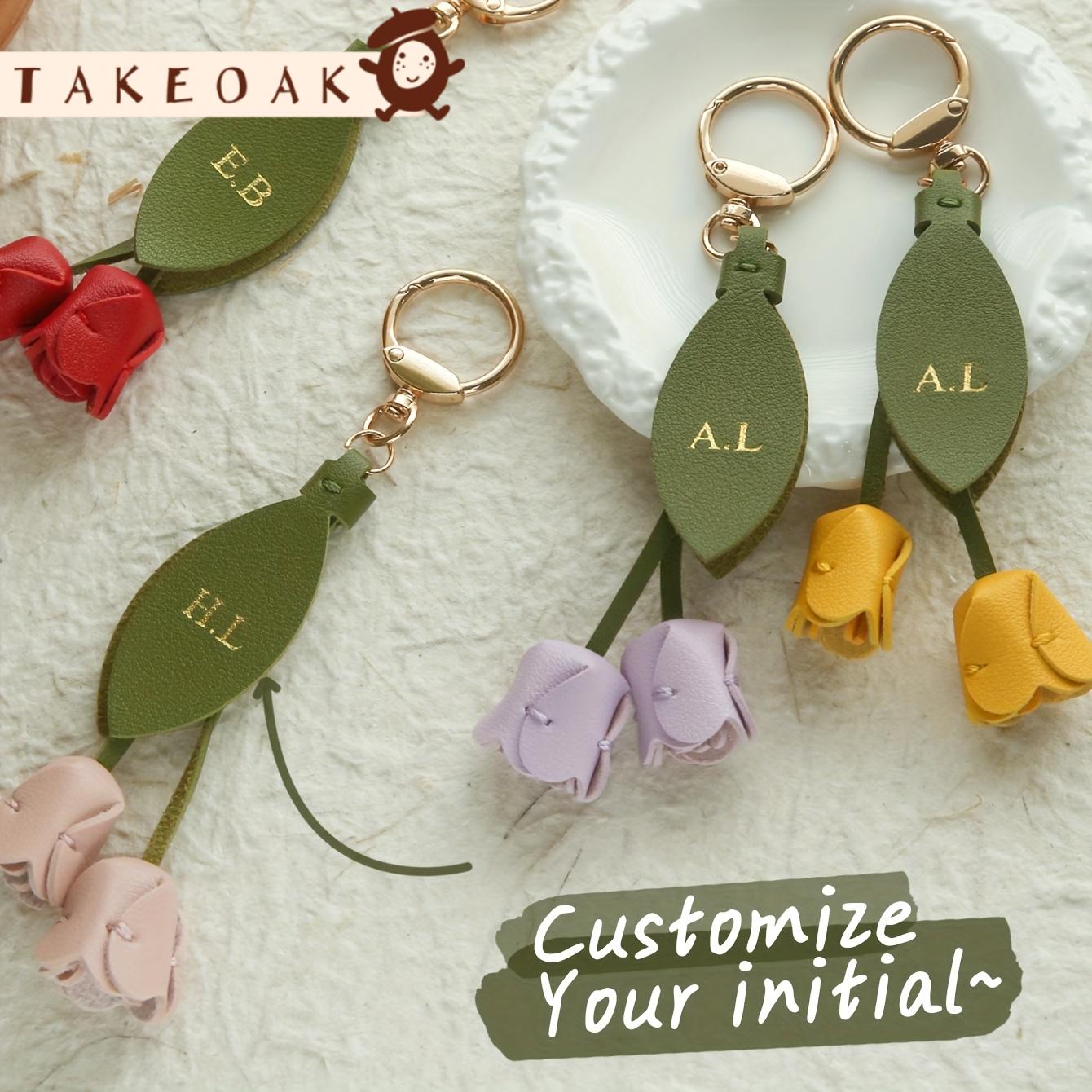 Monogram Keychain Leather - カスタマイズされたイニシャル入りレザーチューリップキーホルダー、カスタムモノグラムフェイクレザーキーホルダー、パーソナライズされたペンダント装飾アクセサリー