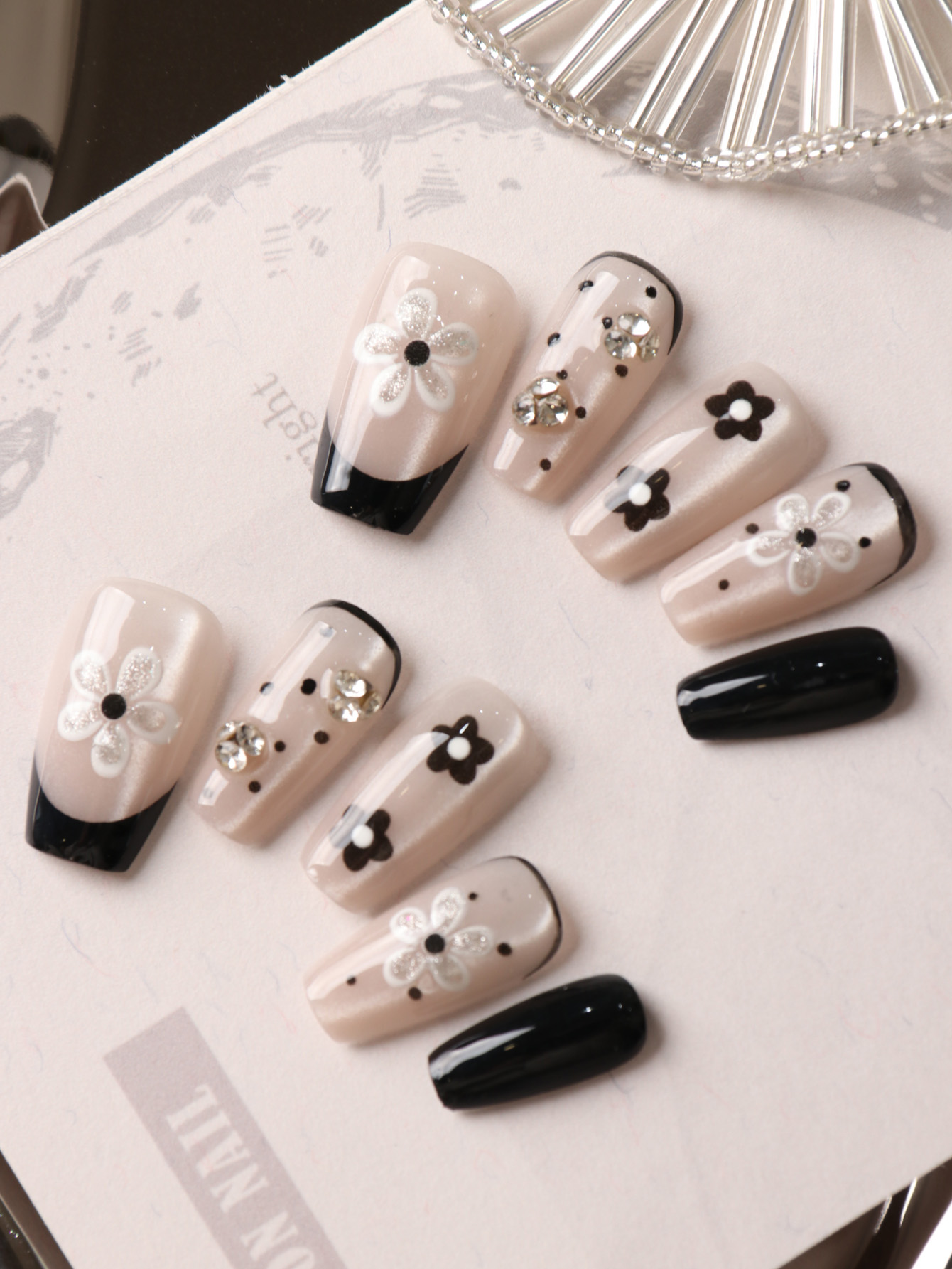 10個入りプレスオンネイル フェイクネイル ショートフレンチ - Pressed Flower Art のレビューと価格